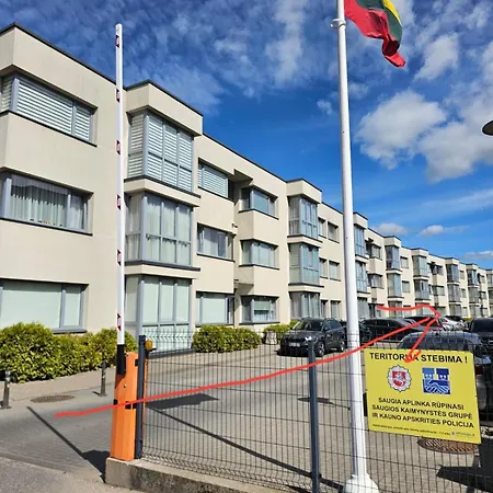 3 3 Beds With Garden Apartment *